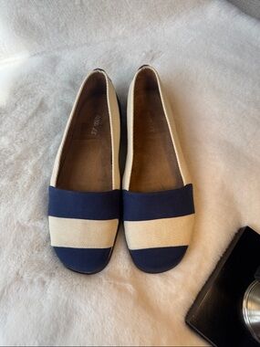 Aerosoles Classic Navy and Cream Women’s Canvas Ballet Flats Size 9.5